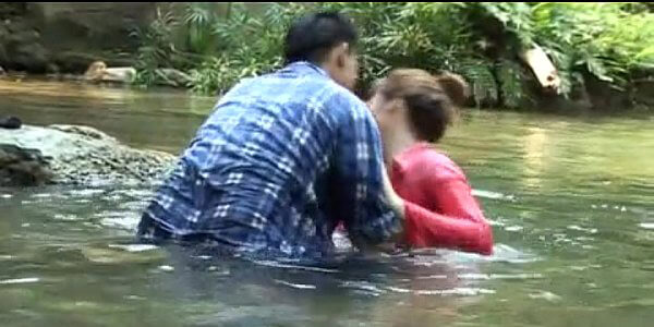 หนังโป๊ไทยดูฟรี Fuck at the waterfall Porn thai เย็ดที่น้ำตก