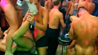 หนังเกย์ฝรั่ง Fucking a group gay ปาร์ตี้เซ็กเกย์เย็ดตูดกันนัวเนีย