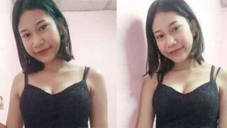 รูปหีสาวสวย วัยรุ่นไทยโชว์หีในหอพัก นมใหญ่น่าขยำนั่งแหวกกลีบหีชมพู