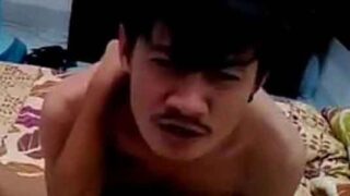 หนังเกย์ x เกย์ไทยเย็ดแฟนในหอพัก ชวนเอากันบนเตียงหลายท่าเย็ดแรง ๆ